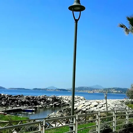 Coral & Turquoise شقة