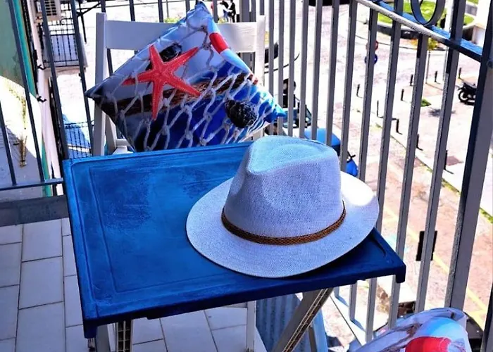 Apartment Coral & Turquoise